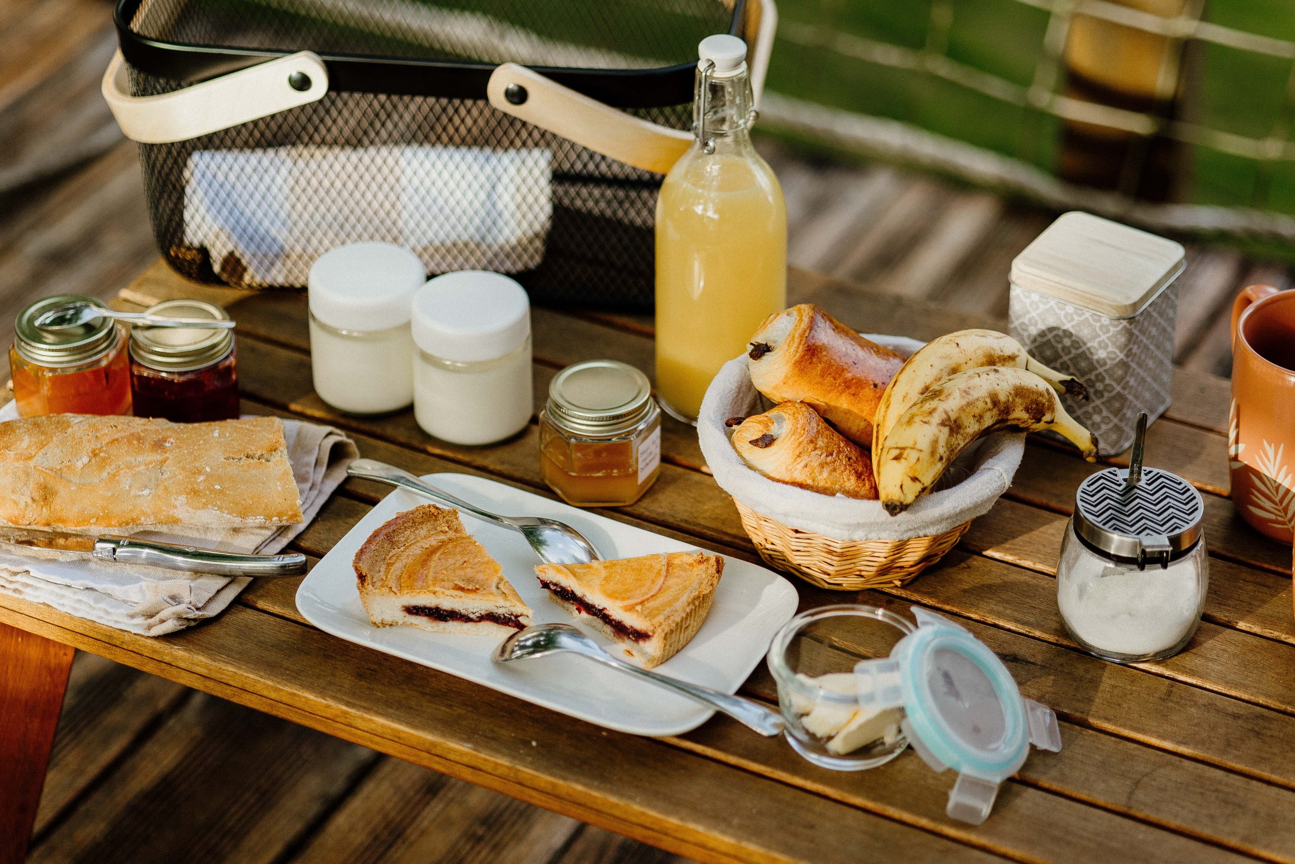 Nuit insolite_bulle_dôme_perché_occitanie_gers_Lartigue_weekend_étoiles_bain_nordique (50) Petit-déjeuner gourmand en pleine nature, avec des viennoiseries et des confitures maison.