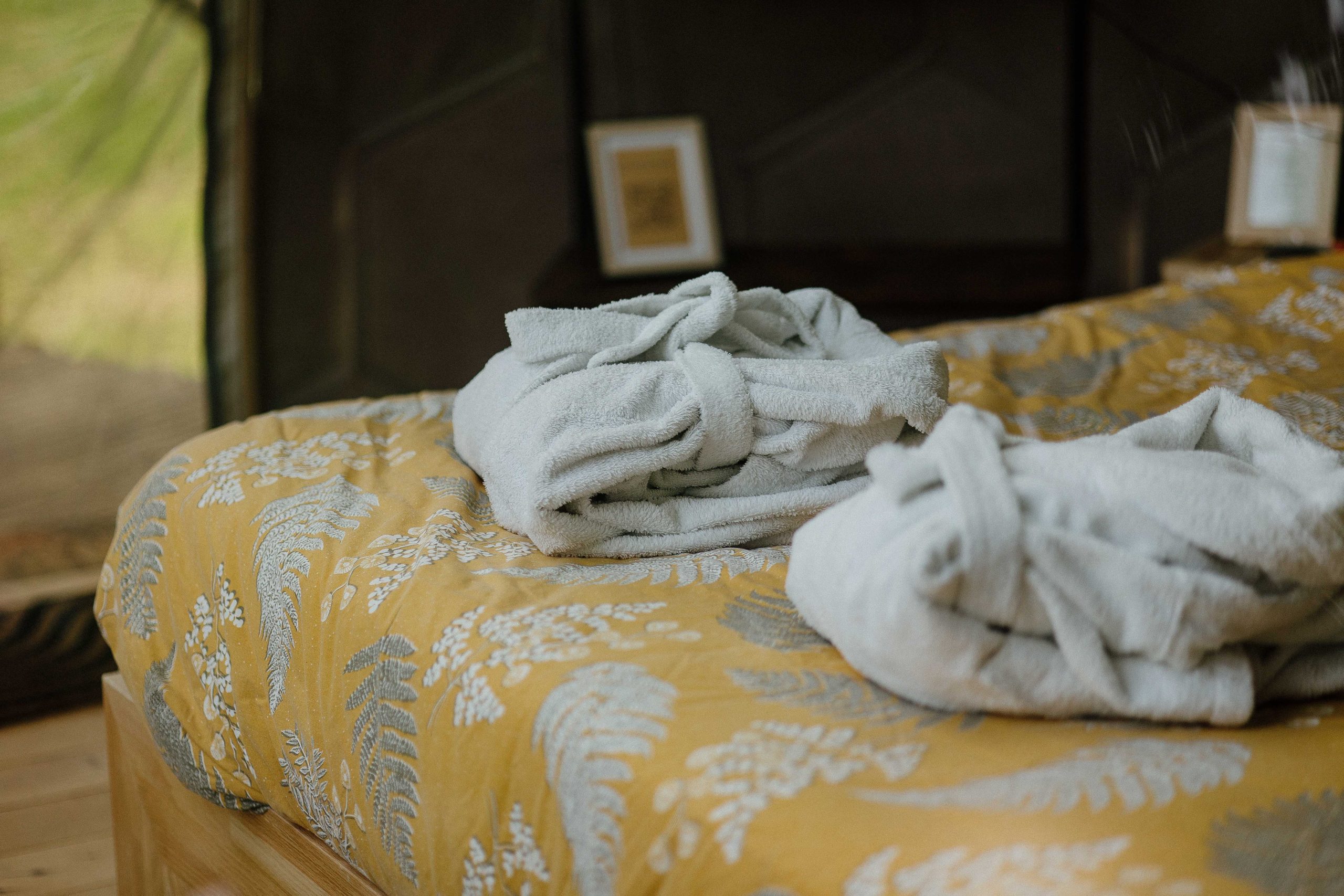 Nuit insolite_bulle_dôme_perché_occitanie_gers_Lartigue_weekend_étoiles_bain_nordique (56) Chambre d'hôtes cosy avec draps en lin et peignoirs moelleux sur un lit douillet.