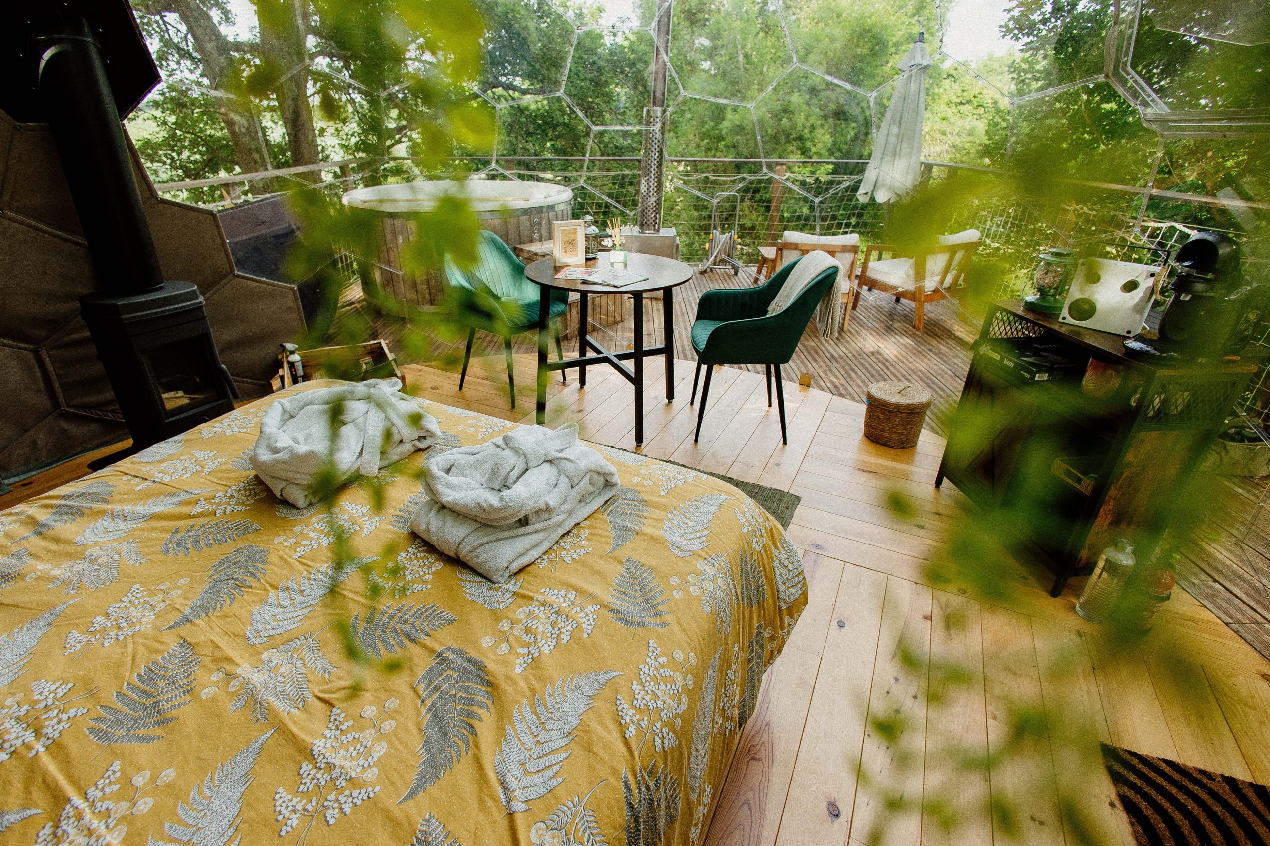 Nuit insolite_bulle_dôme_perché_occitanie_gers_Lartigue_weekend_étoiles_bain_nordique (73) Dôme transparent avec lit douillet, coin salon et vue sur la nature environnante.