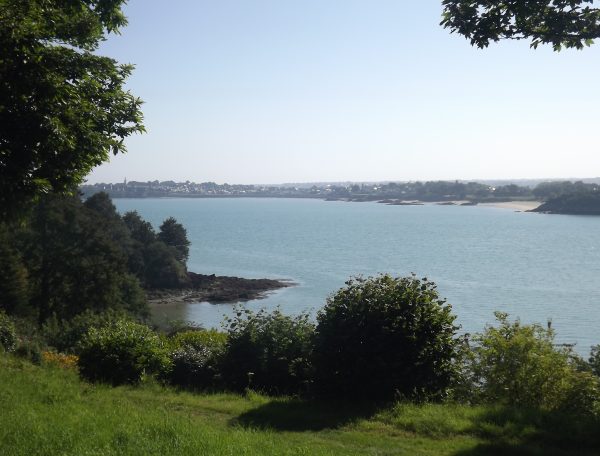 au bout de la pelouse, chateau du val d'Arguenon