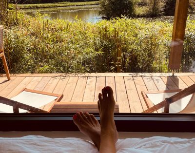 Chalet sur pilotis avec vue sur un lac, ambiance paisible et nature environnante.