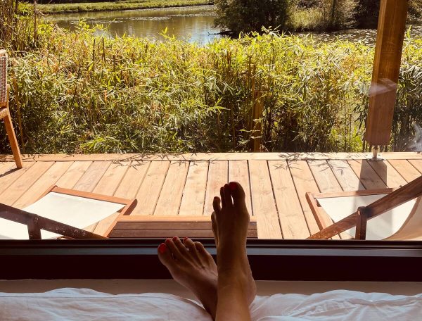 Chalet sur pilotis avec vue sur un lac, ambiance paisible et nature environnante.