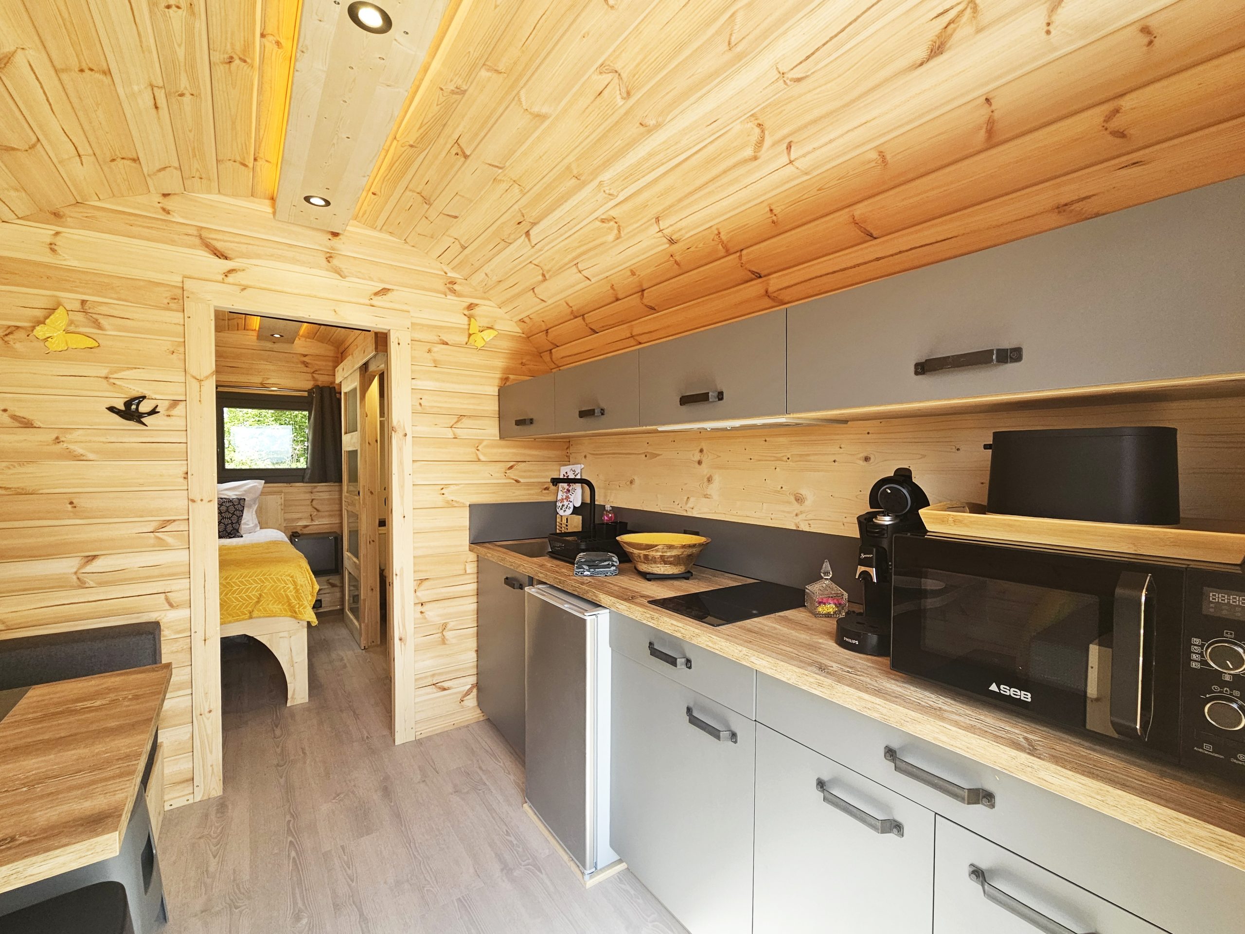 vue_d_ensemble_bouton_or Tiny house en bois avec cuisine moderne et ambiance chaleureuse, idéale pour un séjour cocooning.