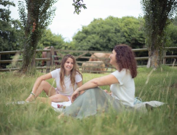 Deux amies profitent dun pique-nique dans un hébergement en pleine nature.