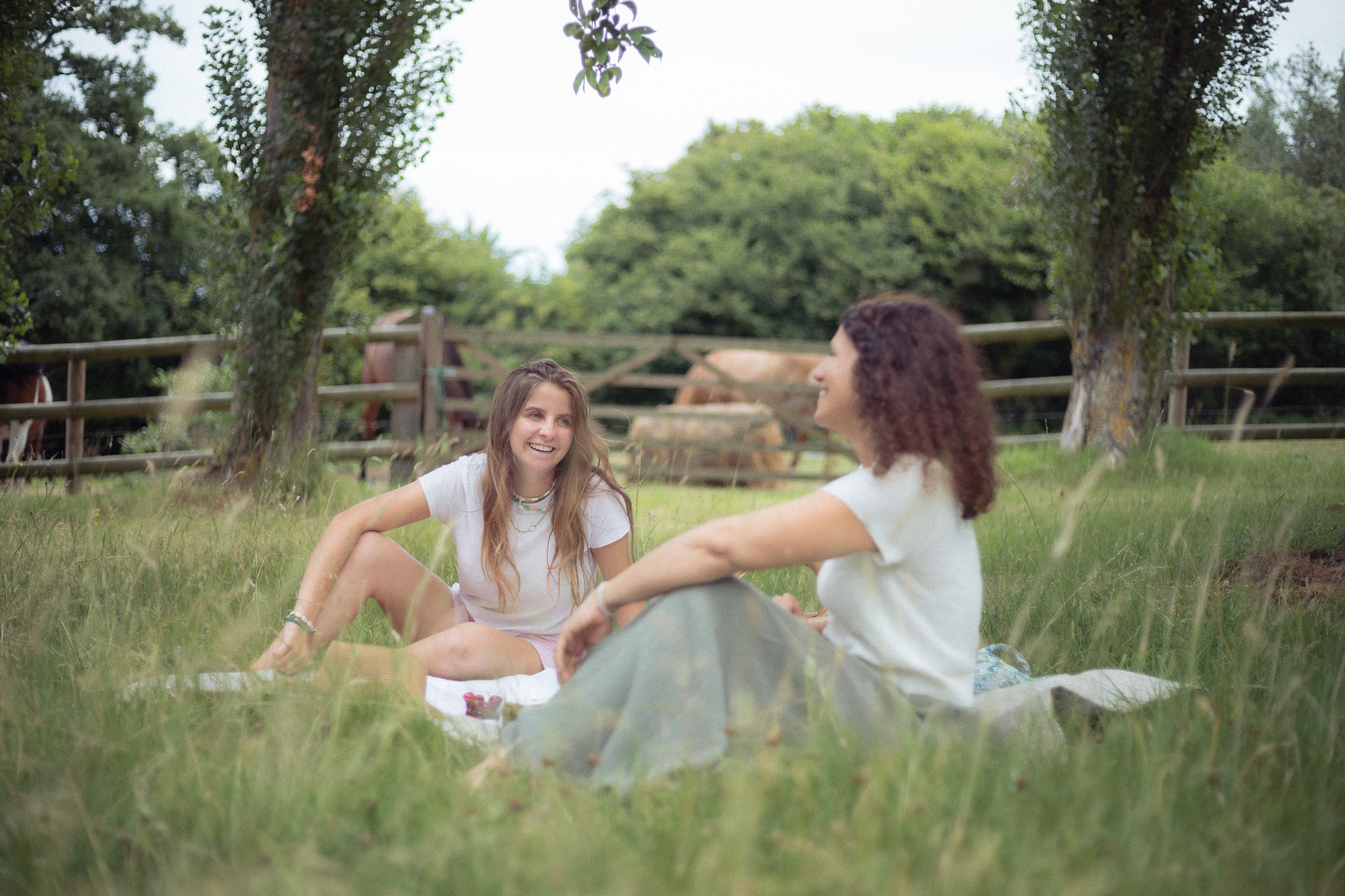Deux amies profitent dun pique-nique dans un hébergement en pleine nature.