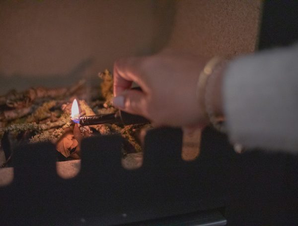 Chalet chaleureux avec un feu de bois crépitant, ambiance conviviale et accueillante.