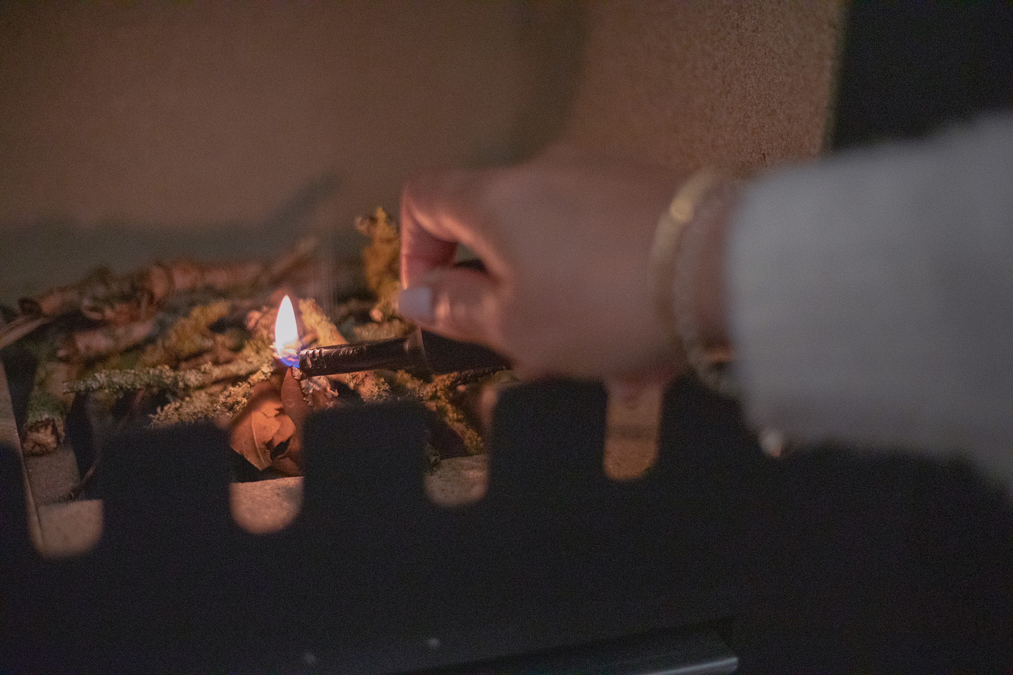 Chalet chaleureux avec un feu de bois crépitant, ambiance conviviale et accueillante.