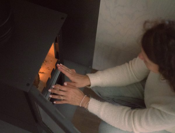 Chalet chaleureux avec poêle à bois, créant une ambiance cocooning.