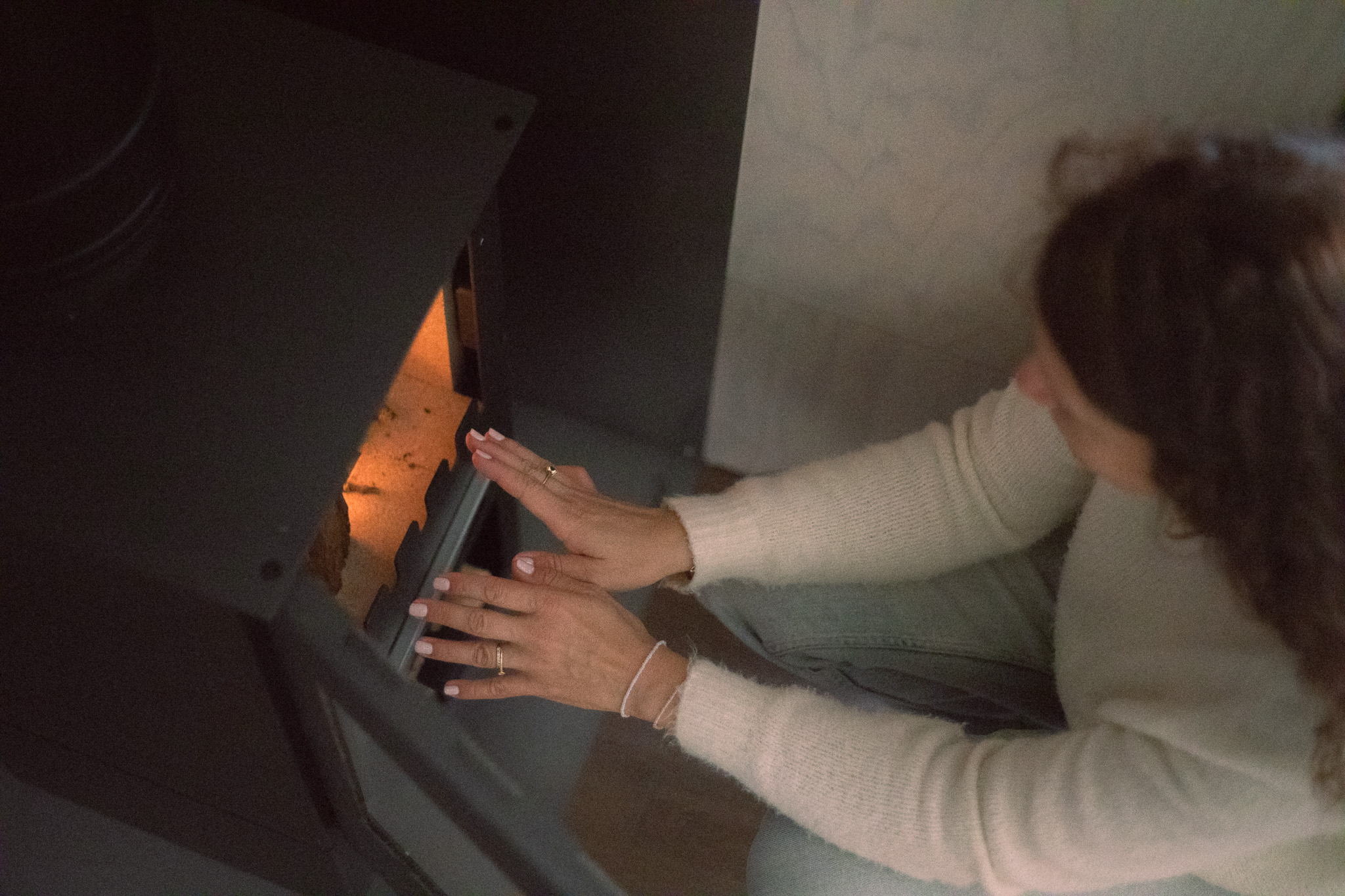 Chalet chaleureux avec poêle à bois, créant une ambiance cocooning.