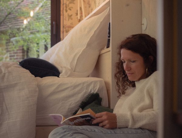 Chambre cosy avec lit douillet, idéale pour se détendre et lire.