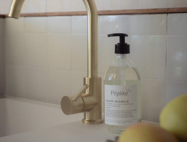 Élégante cuisine dun gîte, avec un robinet doré et des pommes fraîches.