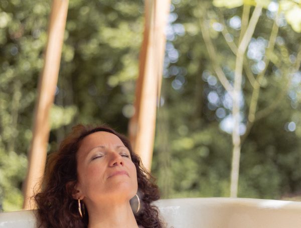 Bain nordique en pleine nature, détente et sérénité au cœur des arbres.