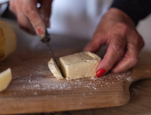 Hébergement en gîte : préparation de plats locaux avec des ingrédients frais.