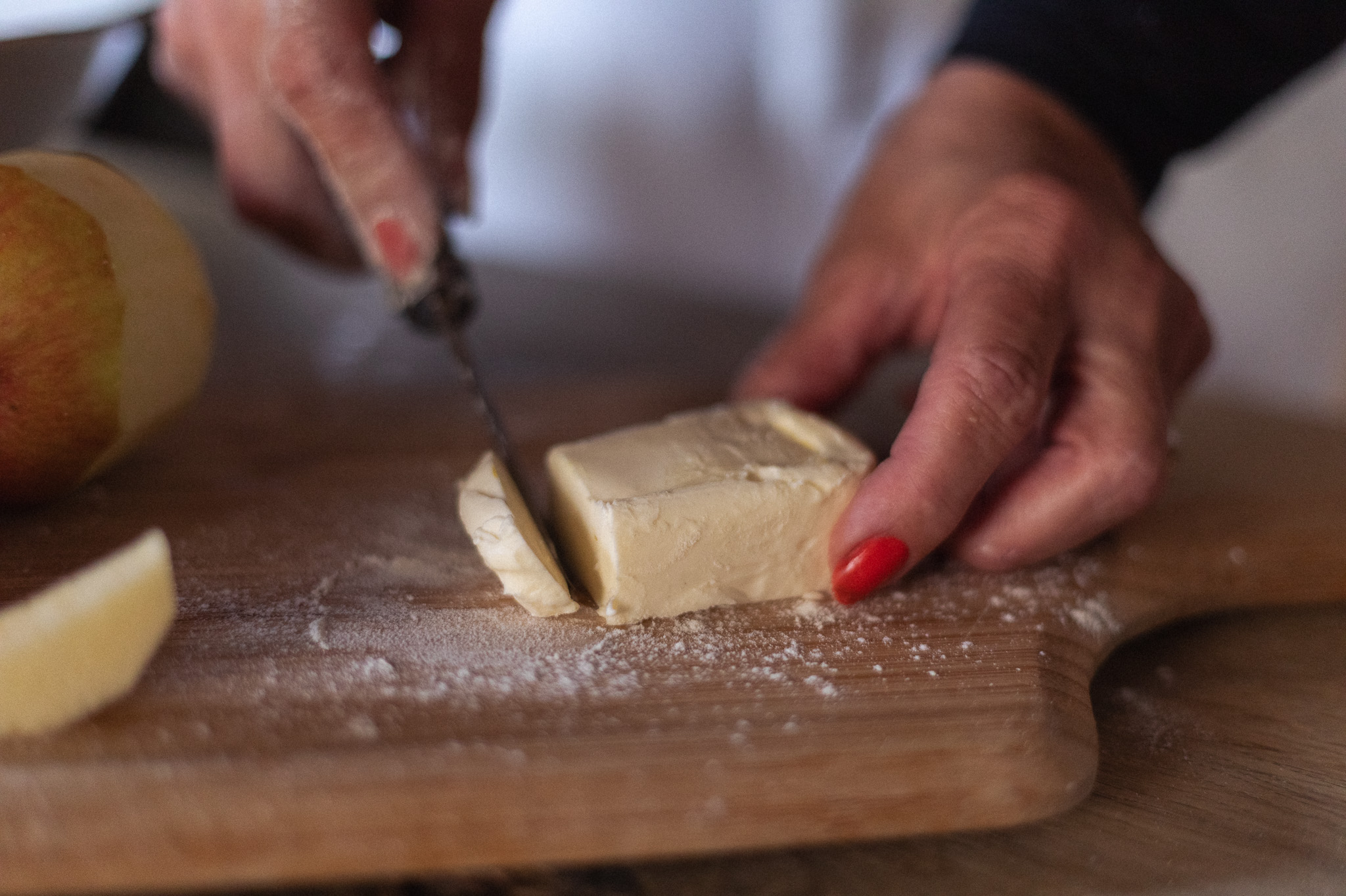 Hébergement en gîte : préparation de plats locaux avec des ingrédients frais.