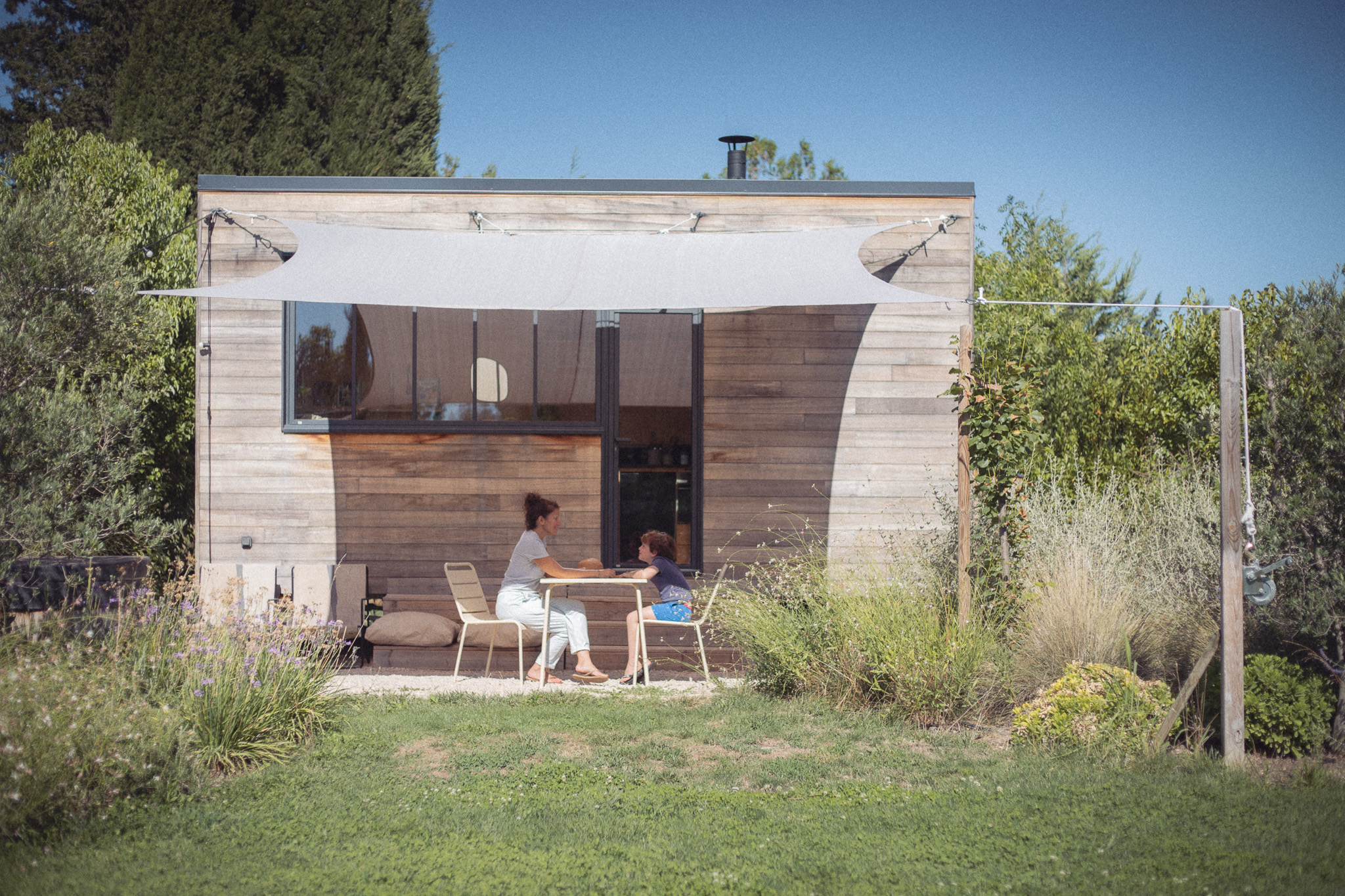 1L6A7221 Cabane en bois avec terrasse ombragée, idéale pour un moment de détente en pleine nature.