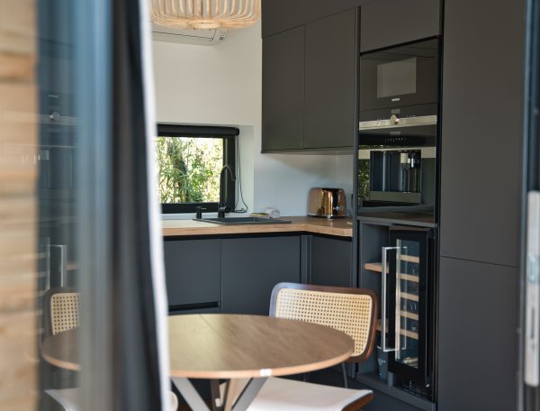 Cuisine moderne dun chalet, avec un coin repas et des équipements élégants.