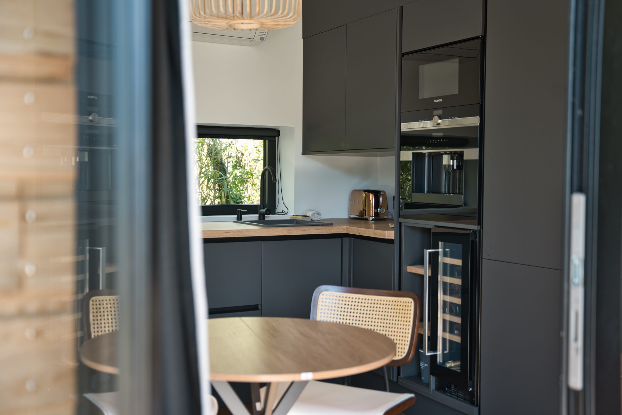 Cuisine moderne dun chalet, avec un coin repas et des équipements élégants.