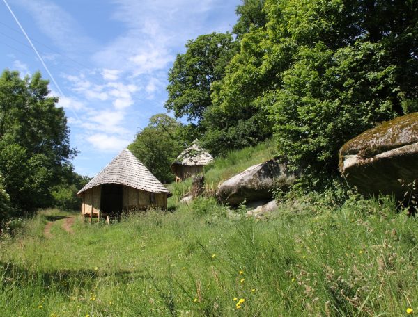 Hébergement insolite en cabane, entouré de verdure et de rochers naturels.