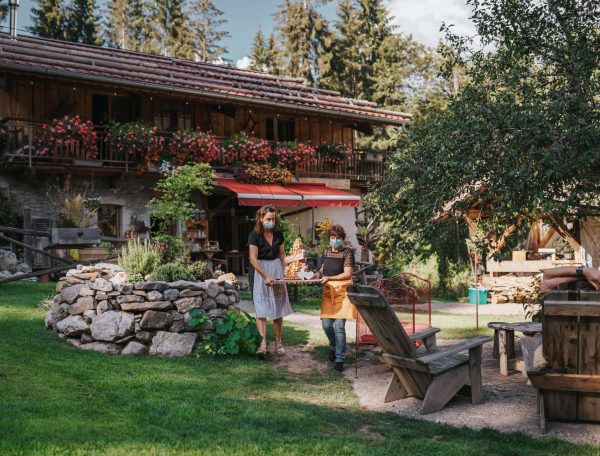 Charmante auberge en pleine nature, avec des fleurs colorées et un jardin accueillant.