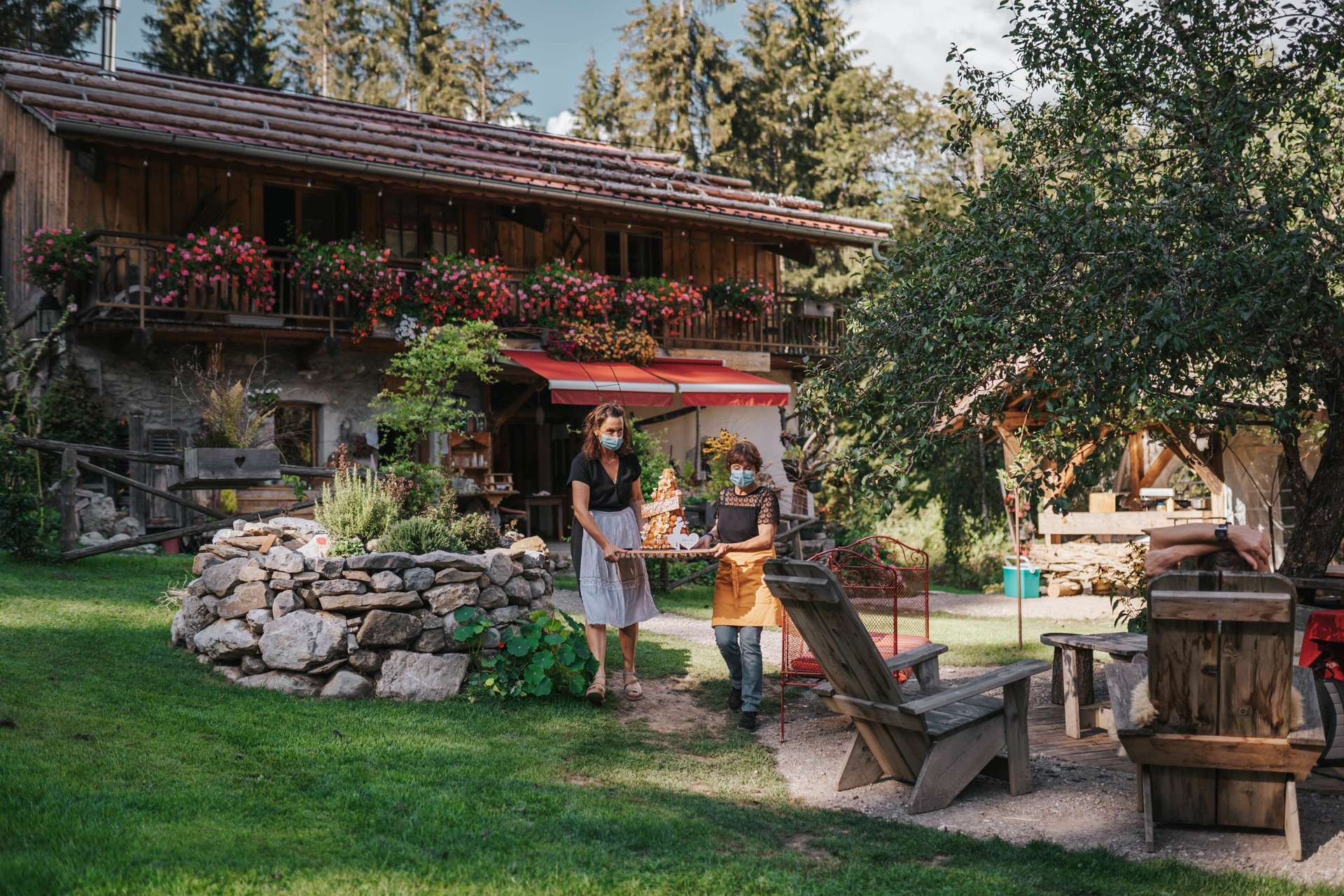 Charmante auberge en pleine nature, avec des fleurs colorées et un jardin accueillant.