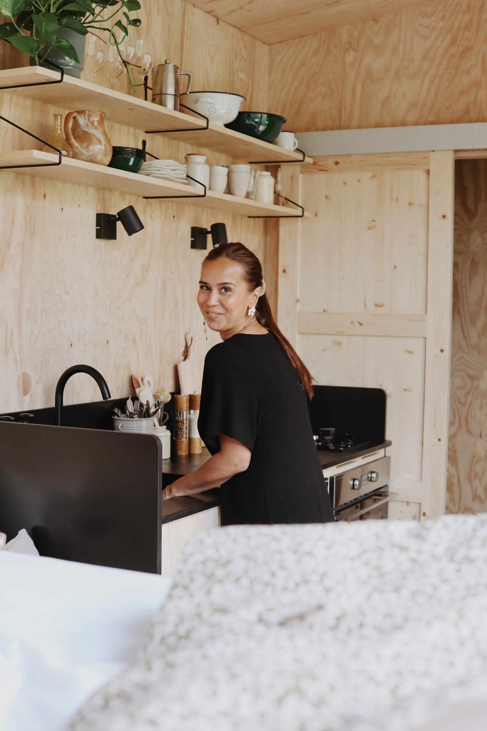 image00005 Un hébergement insolite en bois, avec une cuisine moderne et chaleureuse, idéale pour se ressourcer.