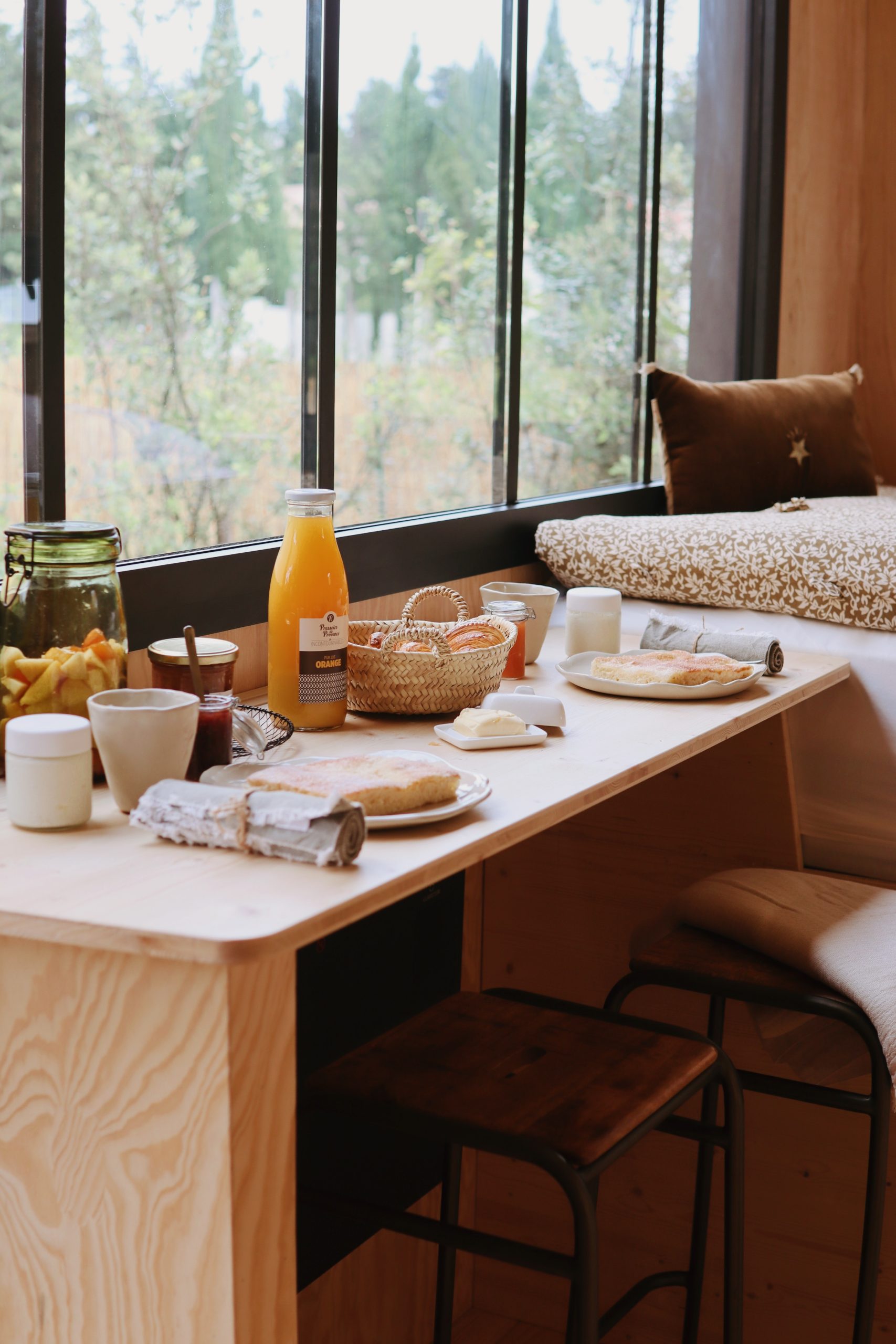 image00018 Un hébergement insolite avec une vue panoramique, petit-déjeuner copieux sur une table en bois.
