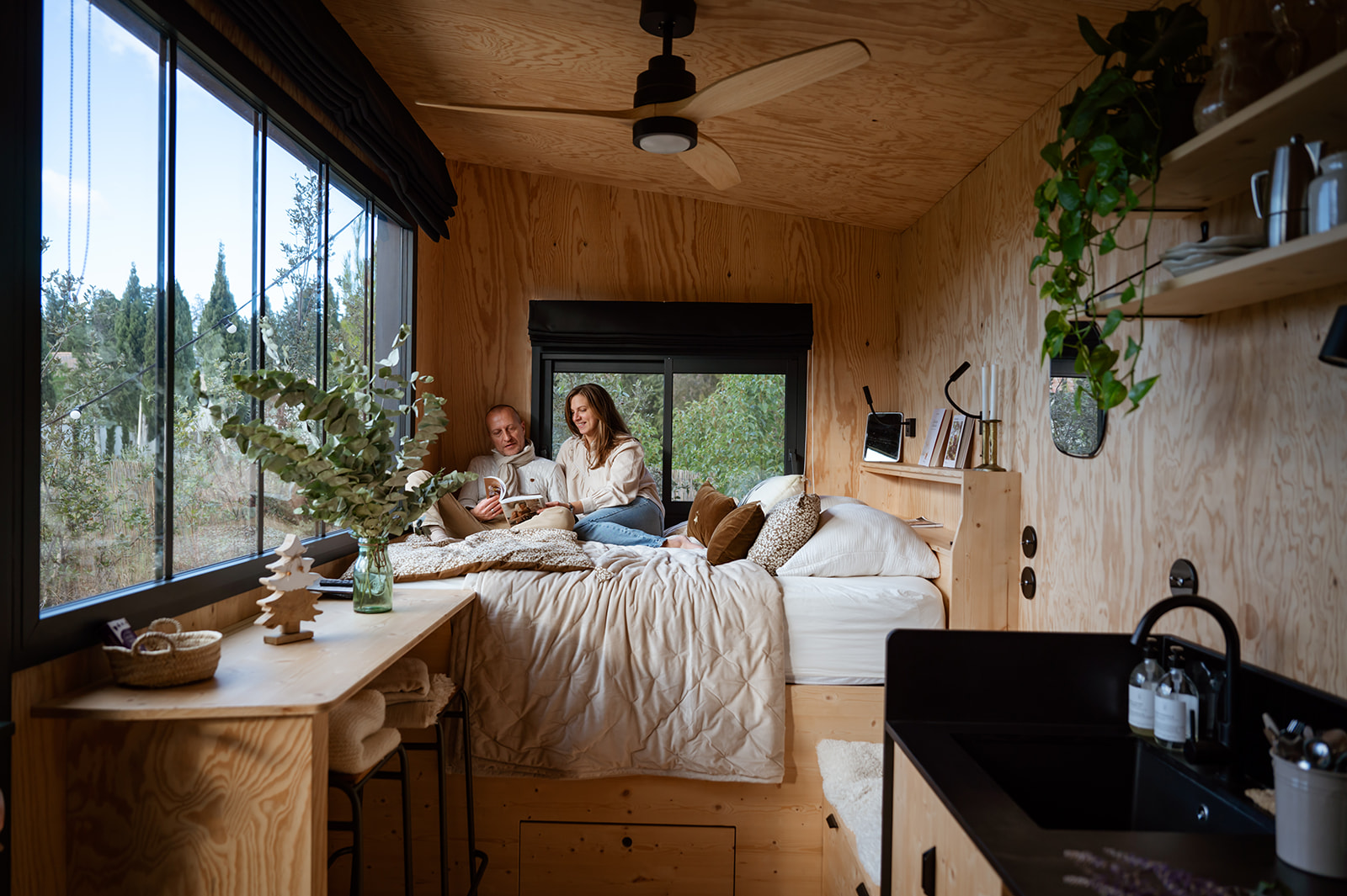 severinereynaud-photographe-TinyHouse-010-Copie2 Cabane moderne en bois, avec grandes fenêtres et décoration chaleureuse, idéale pour un séjour