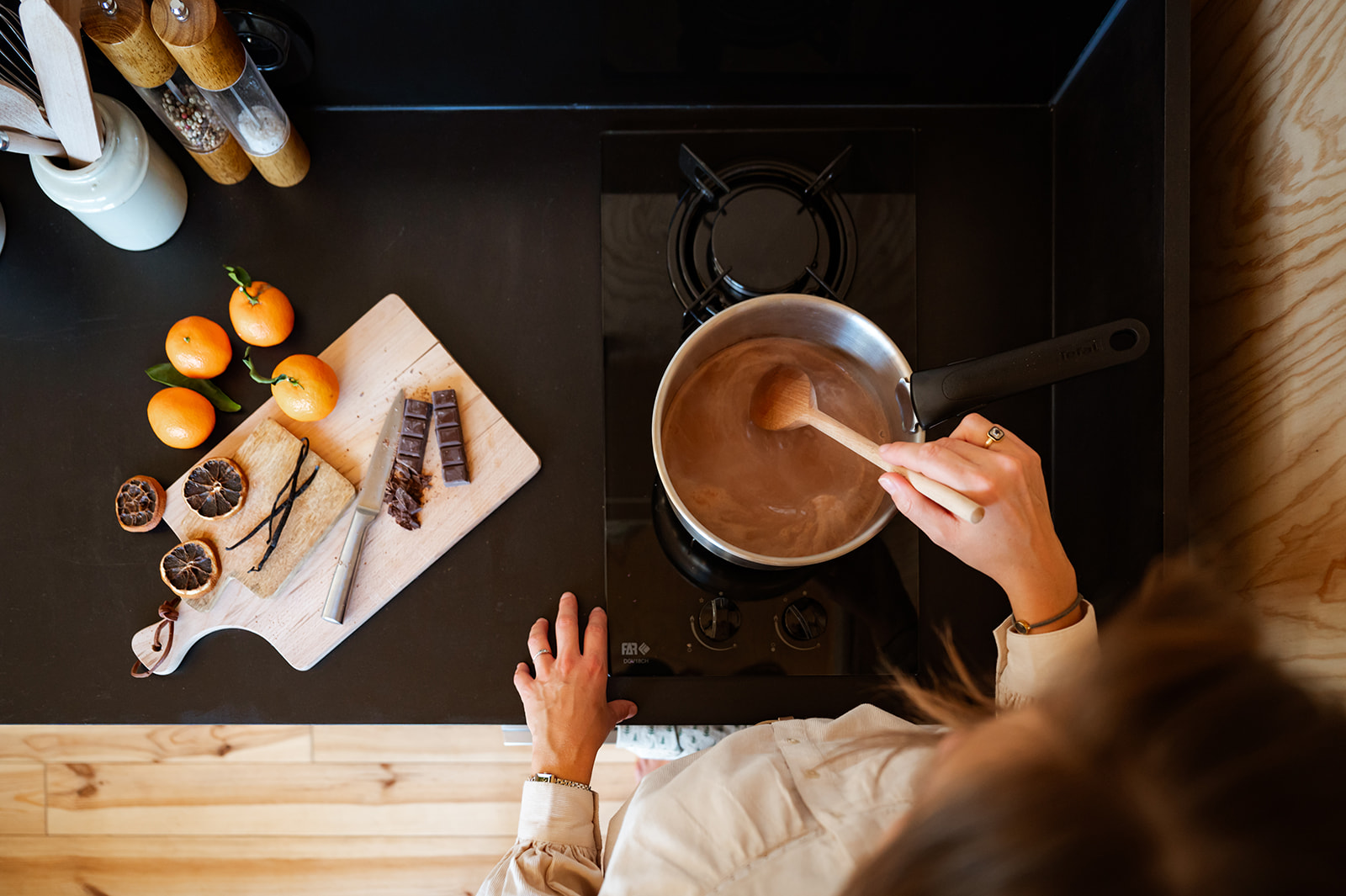 severinereynaud-photographe-TinyHouse-046-Copie1 Cuisine moderne avec une casserole de chocolat chaud, agrémentée de fruits et épices.