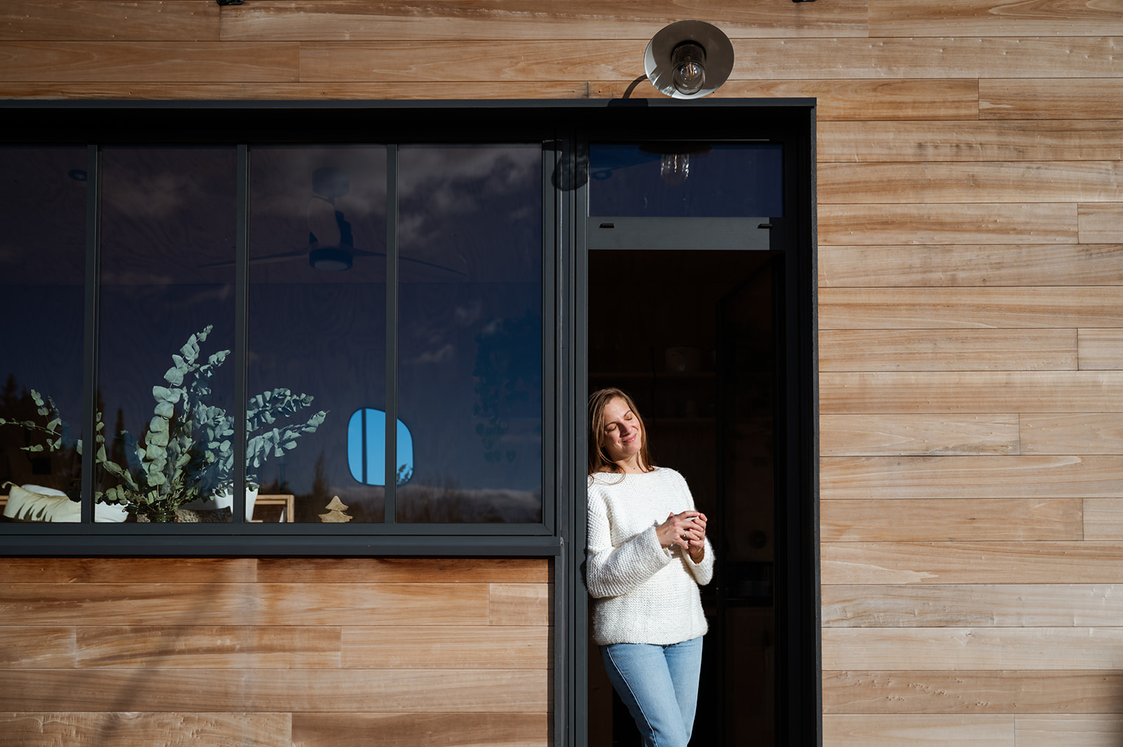 severinereynaud-photographe-TinyHouse-079-Copie1 Hébergement insolite : chalet en bois avec grandes fenêtres, ambiance chaleureuse et moderne.