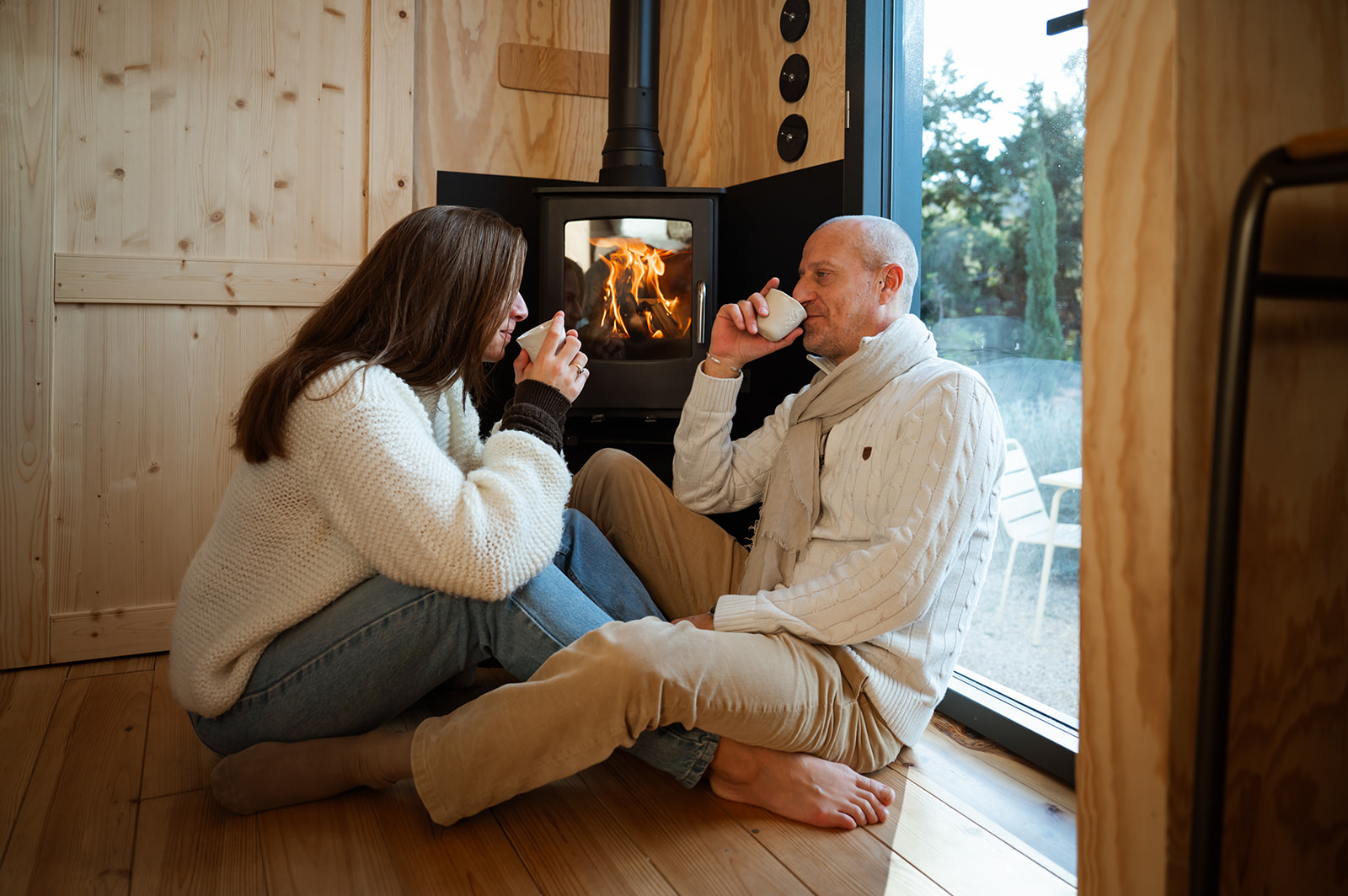 severinereynaud-photographe-TinyHouse-127-Copie1 Un chalet cosy avec poêle à bois, parfait pour des moments chaleureux à deux.