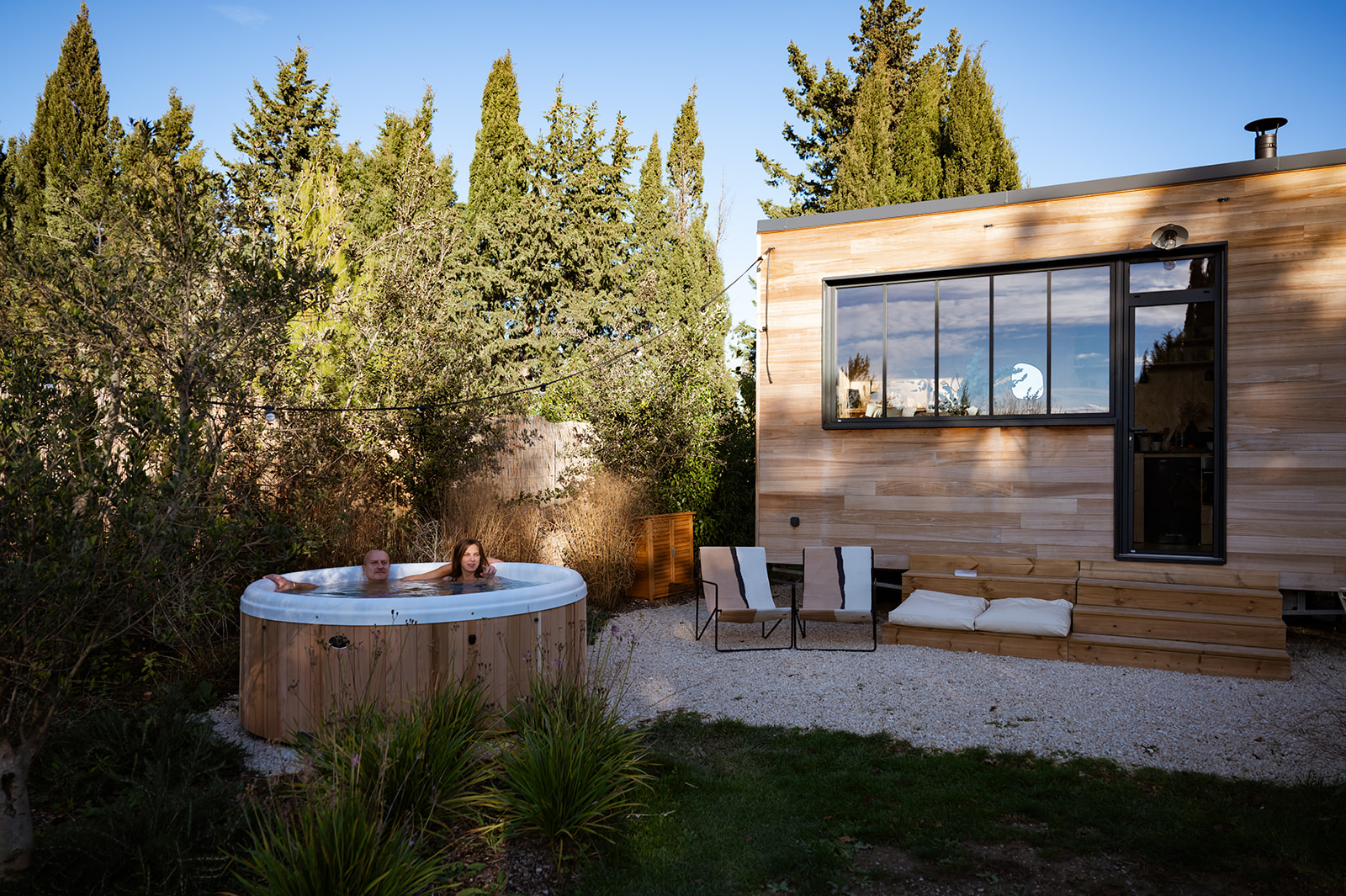 severinereynaud-photographe-TinyHouse-157-Copie1 Hébergement insolite : chalet en bois avec jacuzzi extérieur, entouré de verdure.