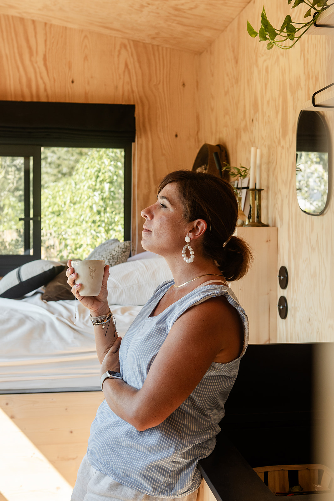tiny-aout-135 Un chalet en bois chaleureux, baigné de lumière, avec une vue apaisante sur la nature.