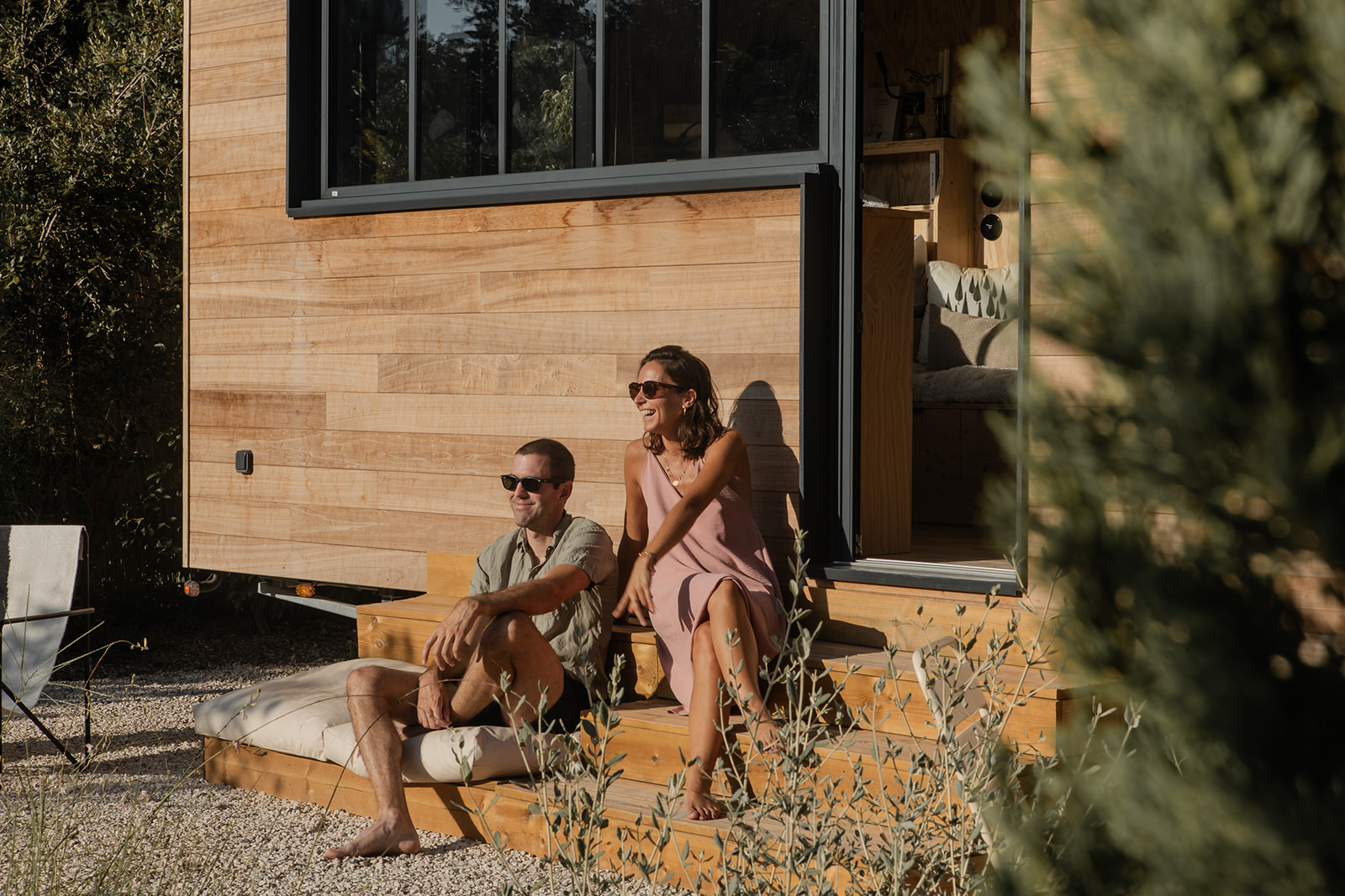 tiny-aout-95 Un hébergement insolite en tiny house, avec une terrasse en bois et un cadre naturel apaisant.